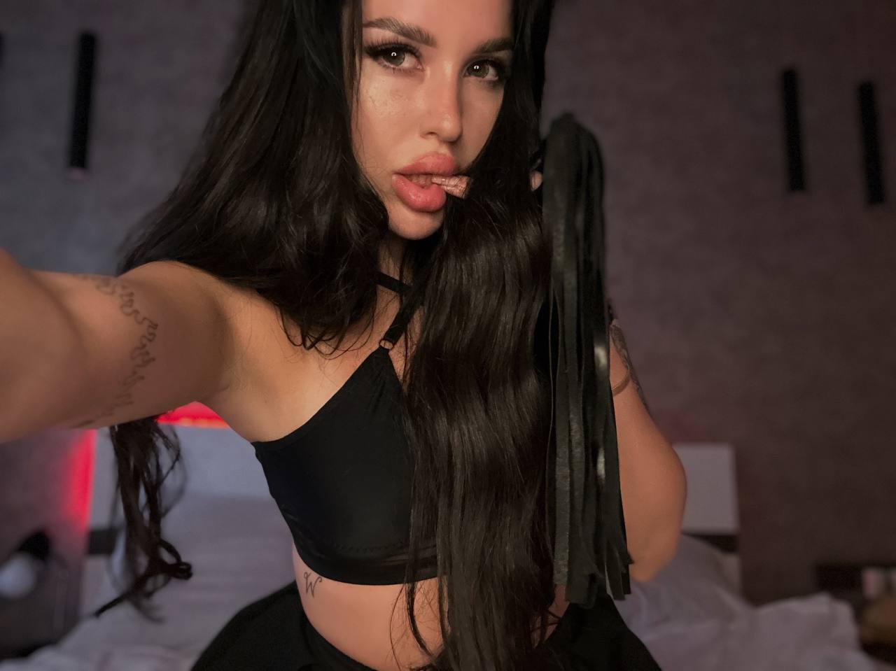 10P Une jolie fille montre ses tétons gonflés tout en se taquinant dans des vêtements fétichistes sexy.