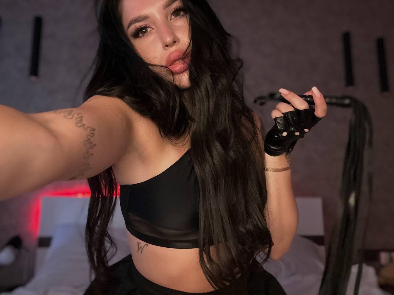 10P Une jolie fille montre ses tétons gonflés tout en se taquinant dans des vêtements fétichistes sexy.