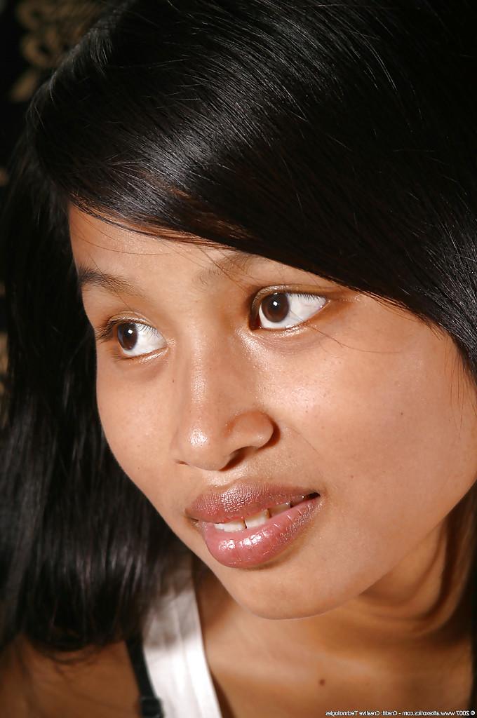 16P Lily, petite asiatique débutante, dévoile ses petits seins et sa chatte rasée.