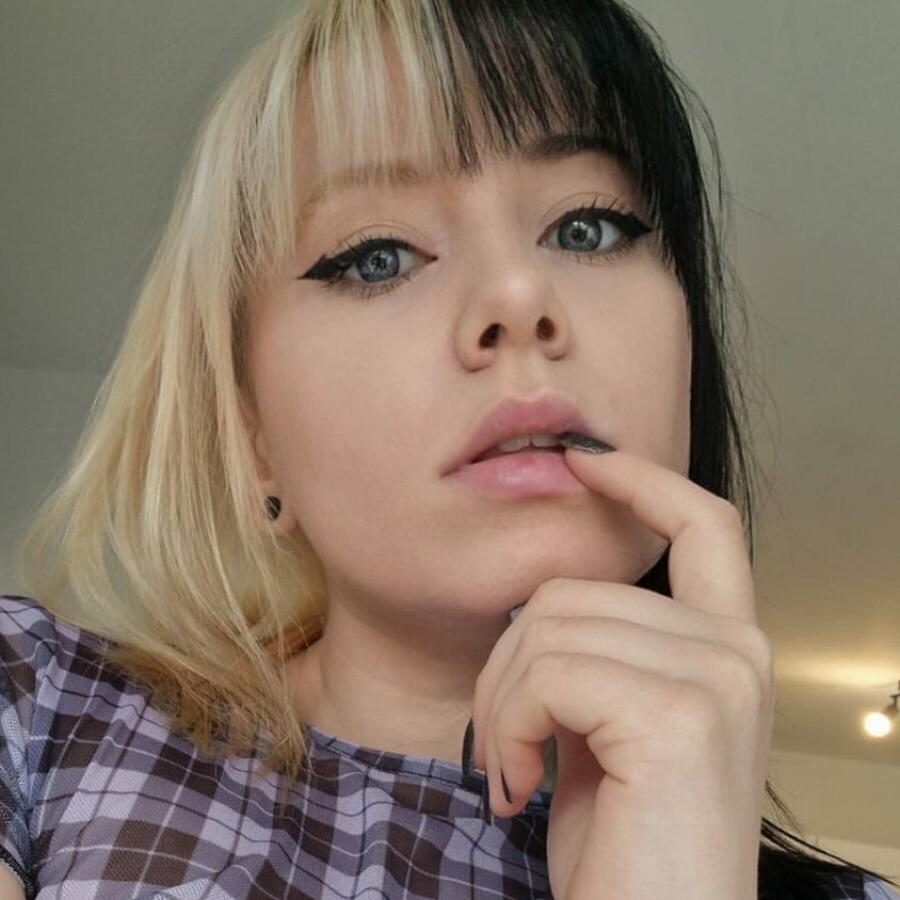 15P Goth babe Kirajameson shows her inked body & big booty in a solo