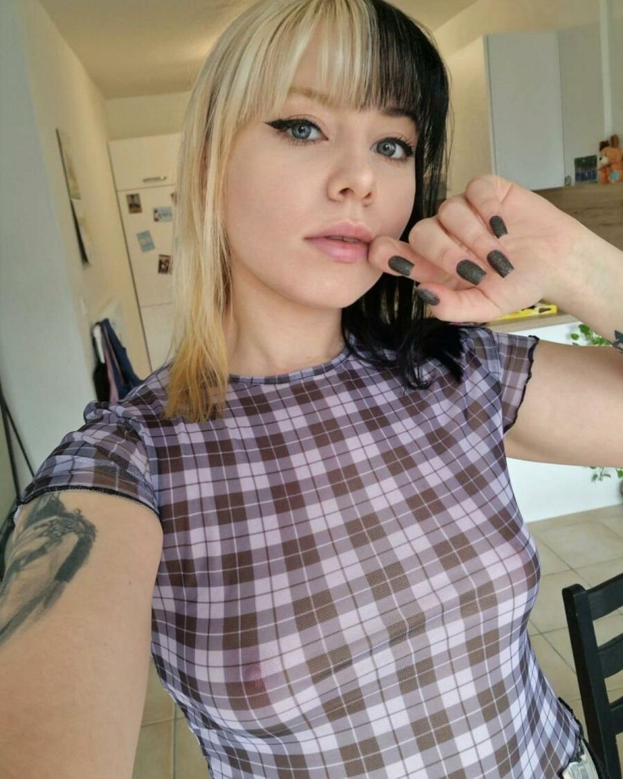 15P Goth babe Kirajameson shows her inked body & big booty in a solo