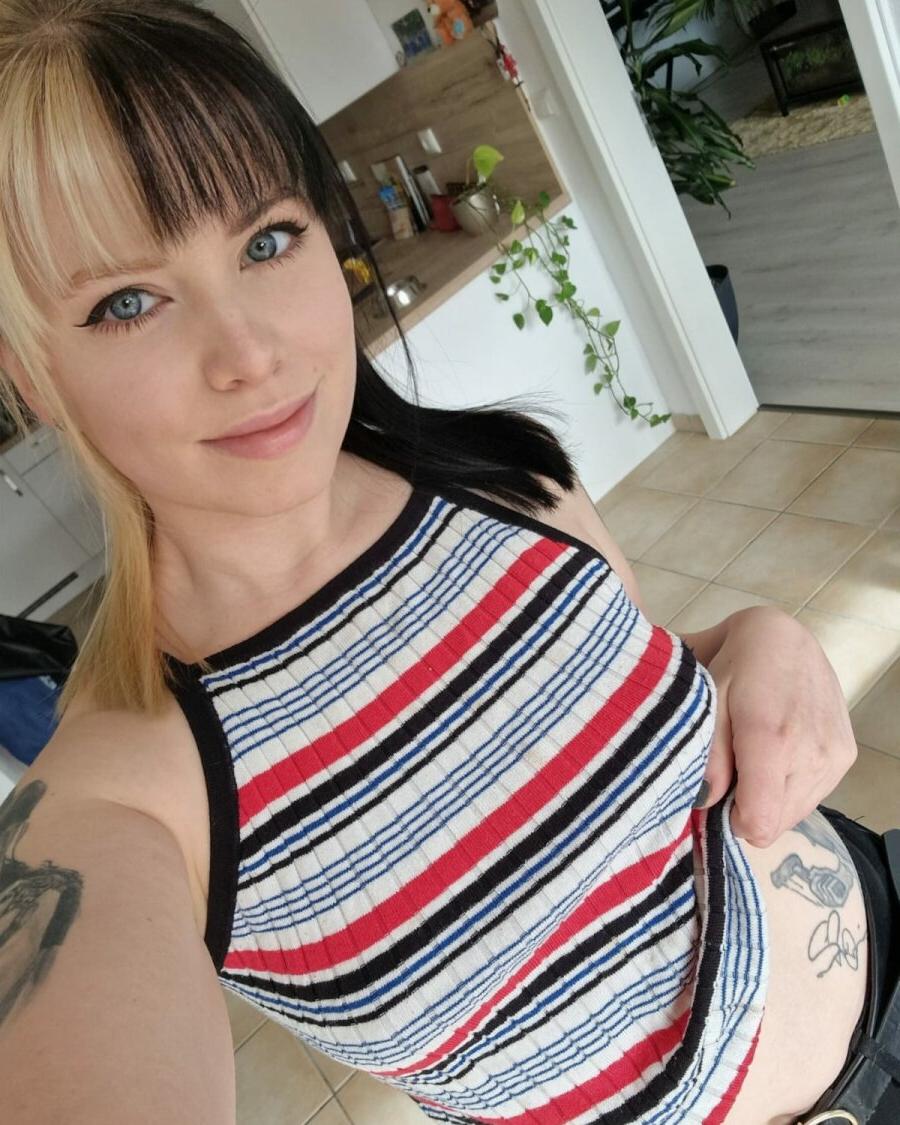 15P Goth babe Kirajameson shows her inked body & big booty in a solo
