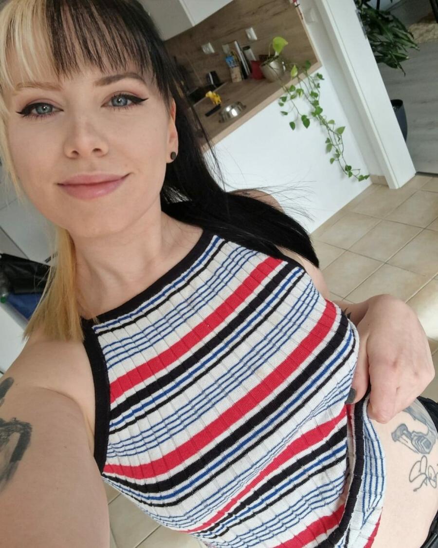 15P Goth babe Kirajameson shows her inked body & big booty in a solo
