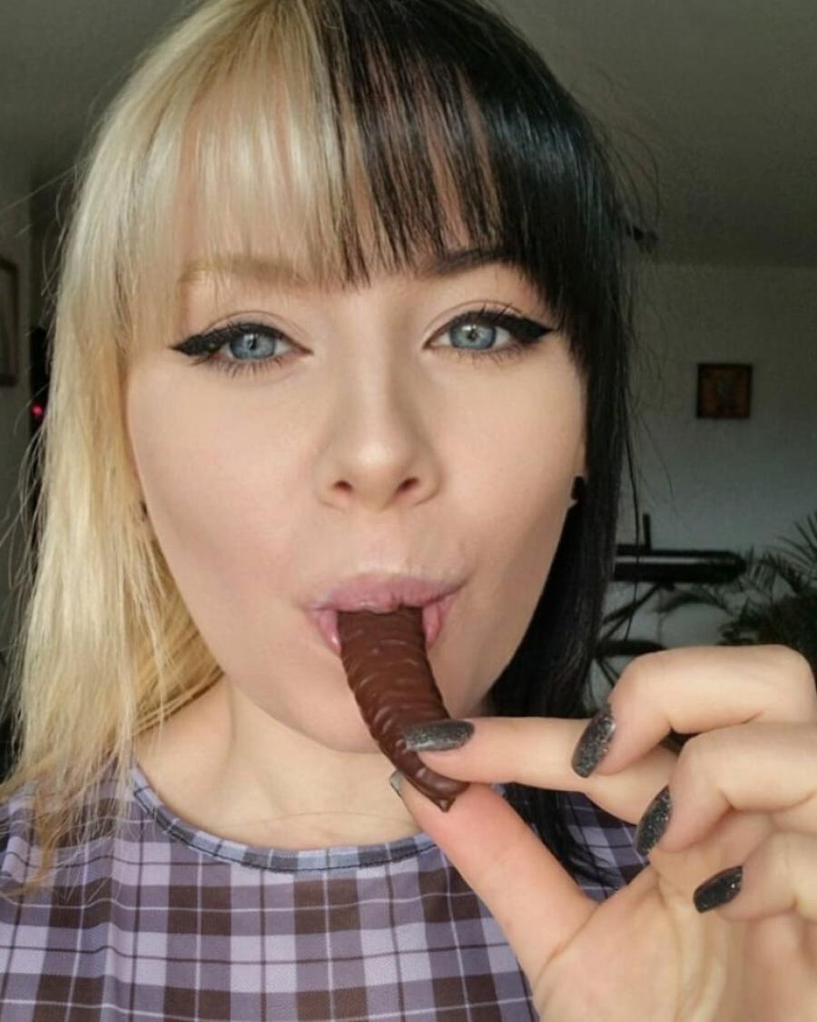 15P Goth babe Kirajameson shows her inked body & big booty in a solo