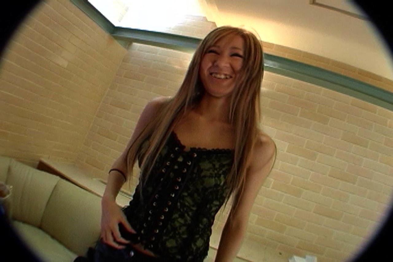 15P 恋人との激しいハメ撮りファックを楽しむ日本人の衝撃的なひとみ