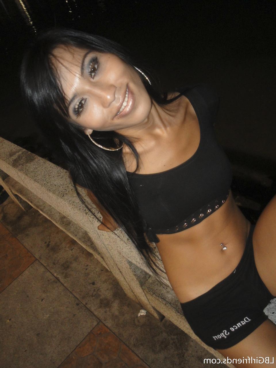 17P Linda travesti morena Fon enfiando um pirulito no cu apertado