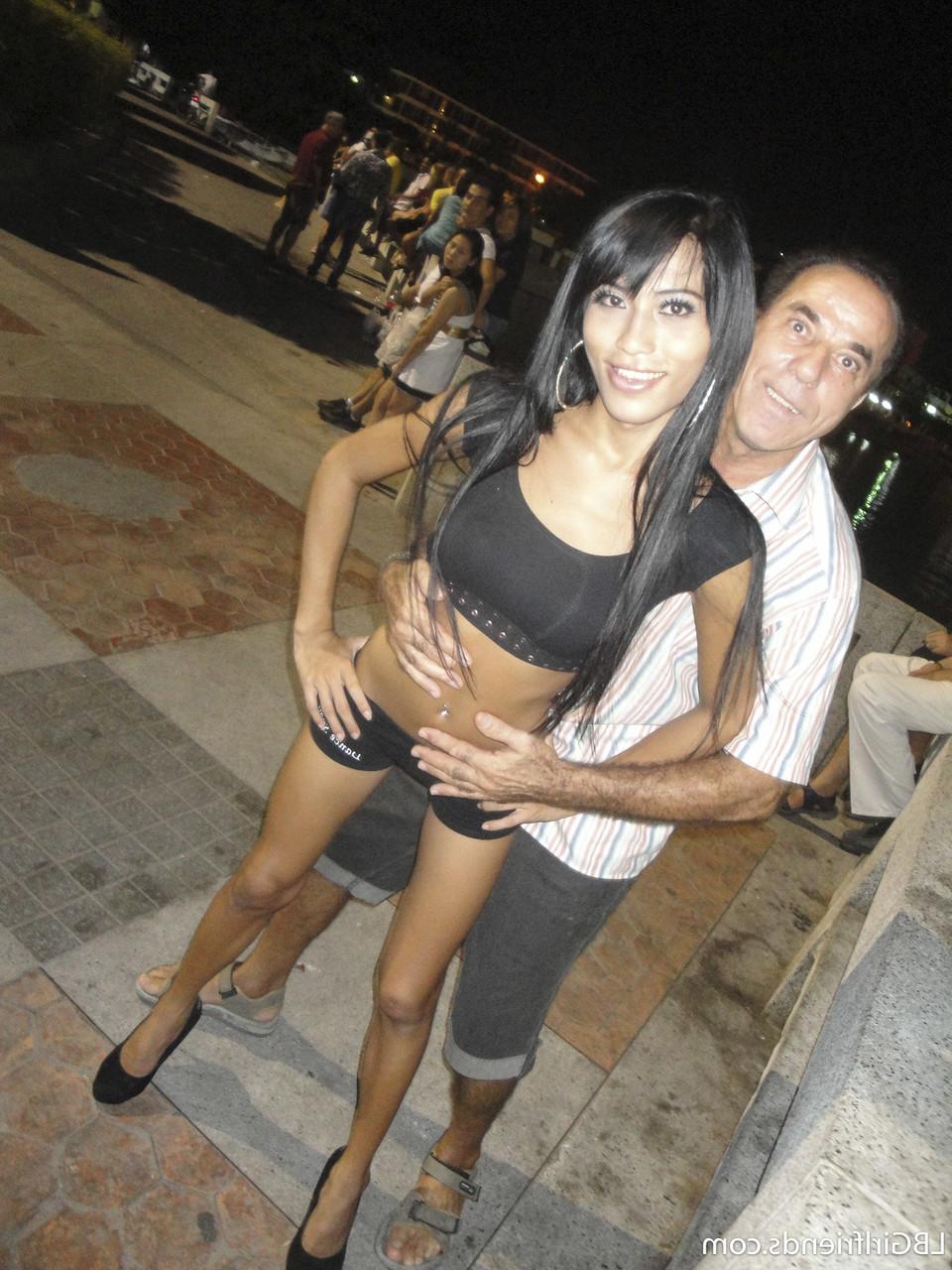 17P Linda travesti morena Fon enfiando um pirulito no cu apertado