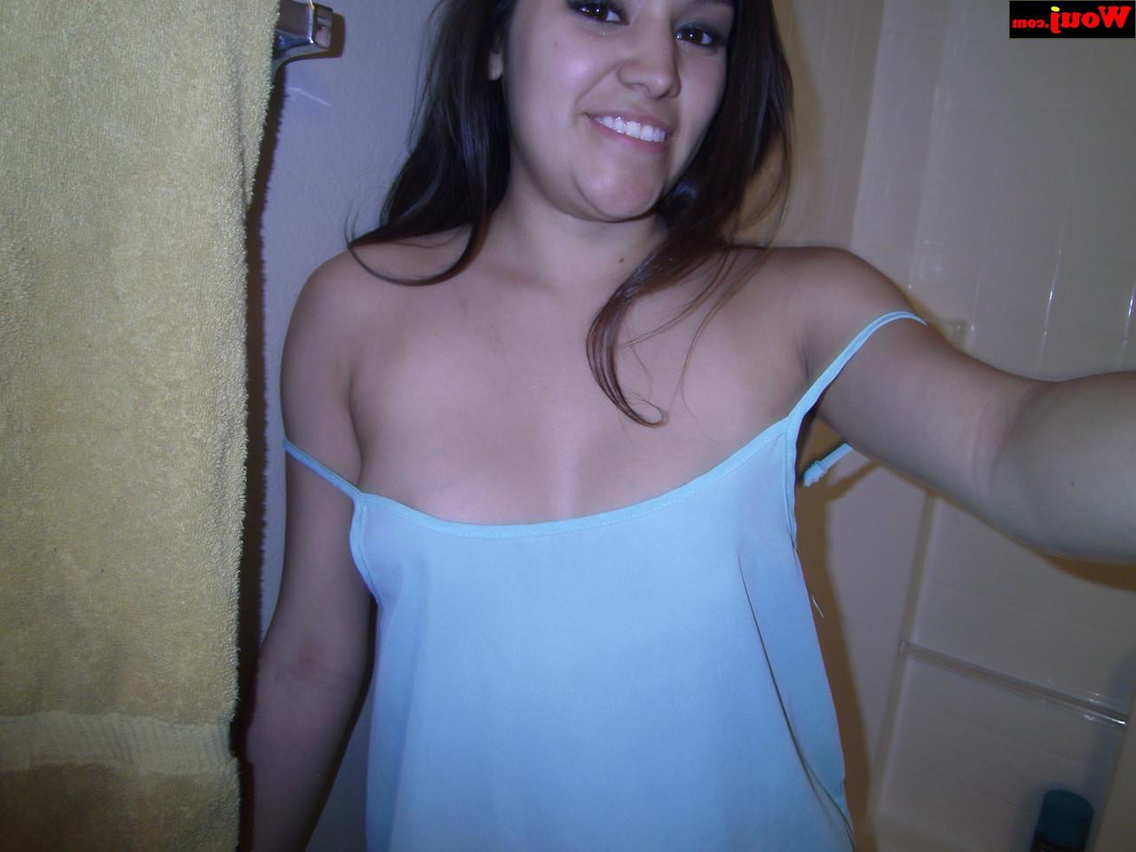 15P Pequeña morena mostrando su gran botín en pantalones cortos de mezclilla