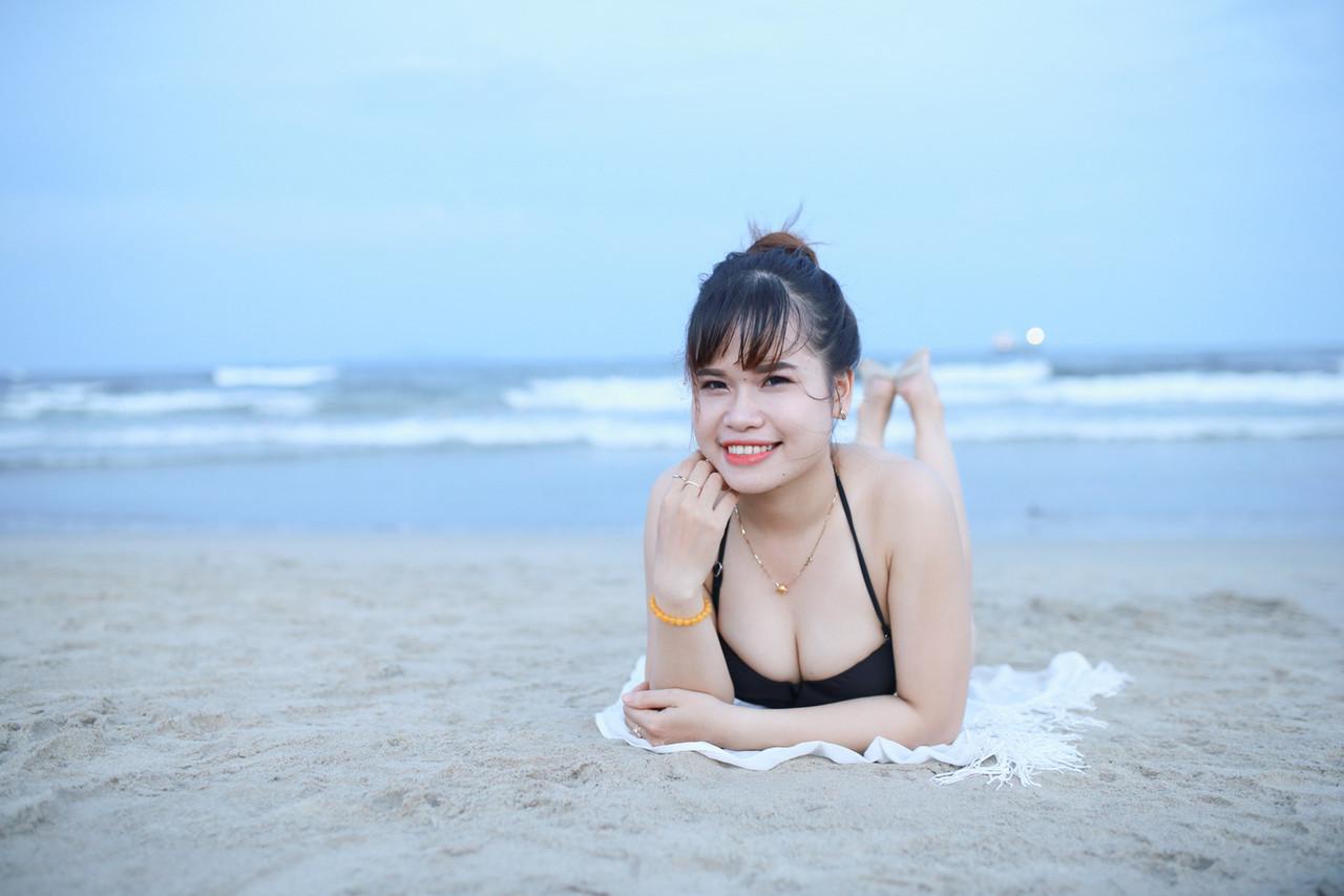 20P De belles brunes s'excitent en bikini noir sexy à la plage.