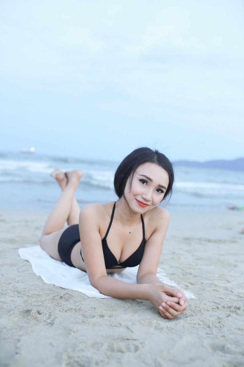 20P De belles brunes s'excitent en bikini noir sexy à la plage.