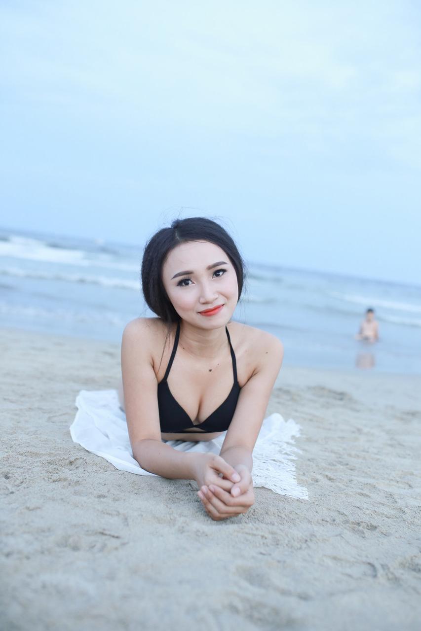 20P De belles brunes s'excitent en bikini noir sexy à la plage.
