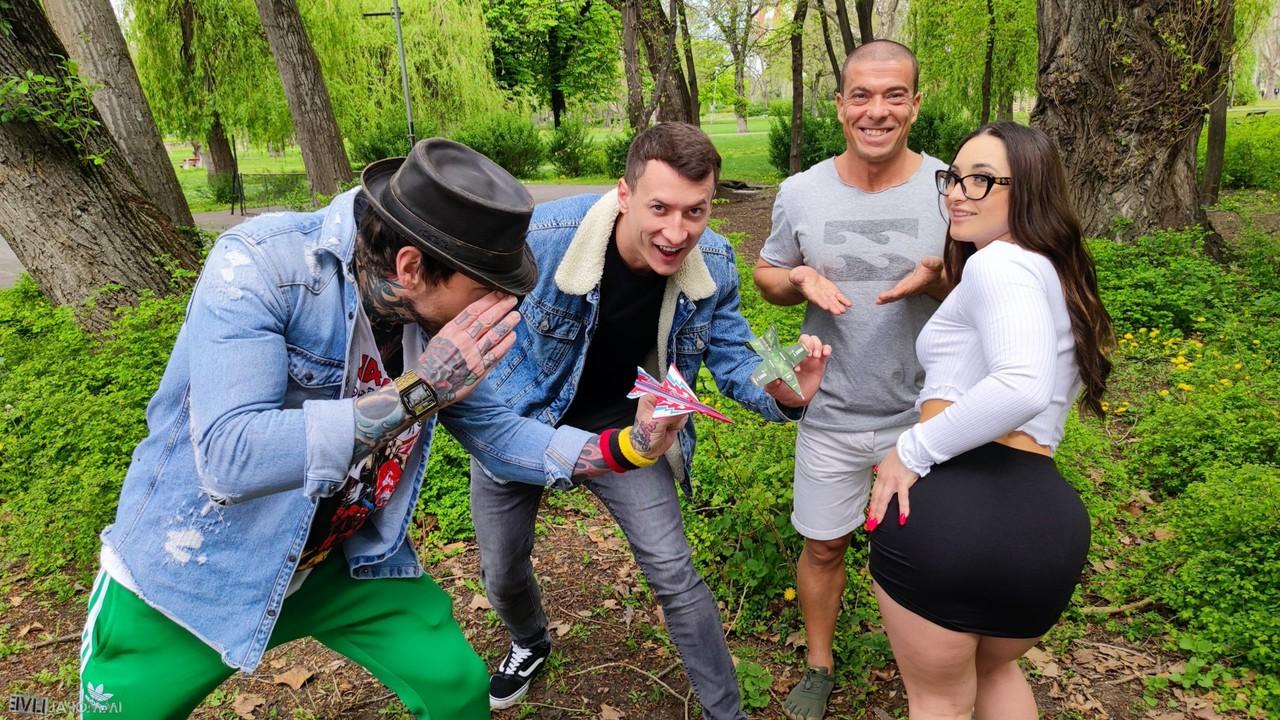 20P A pornstar Bootylicious Sara Diamante é pega e fodida em um trio