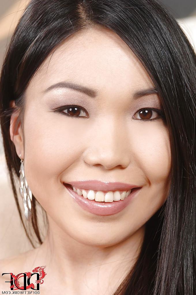 16P Schlankes asiatisches Luder masturbiert seine engen Liebeslöcher auf dem Bett