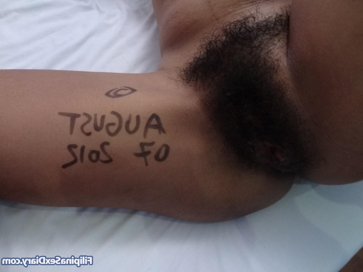 20P A asiática magrinha Cheena fode no ponto de vista antes de mostrar seus buracos super peludos