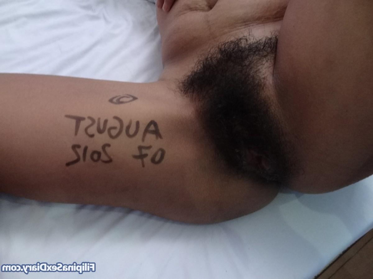 20P A asiática magrinha Cheena fode no ponto de vista antes de mostrar seus buracos super peludos