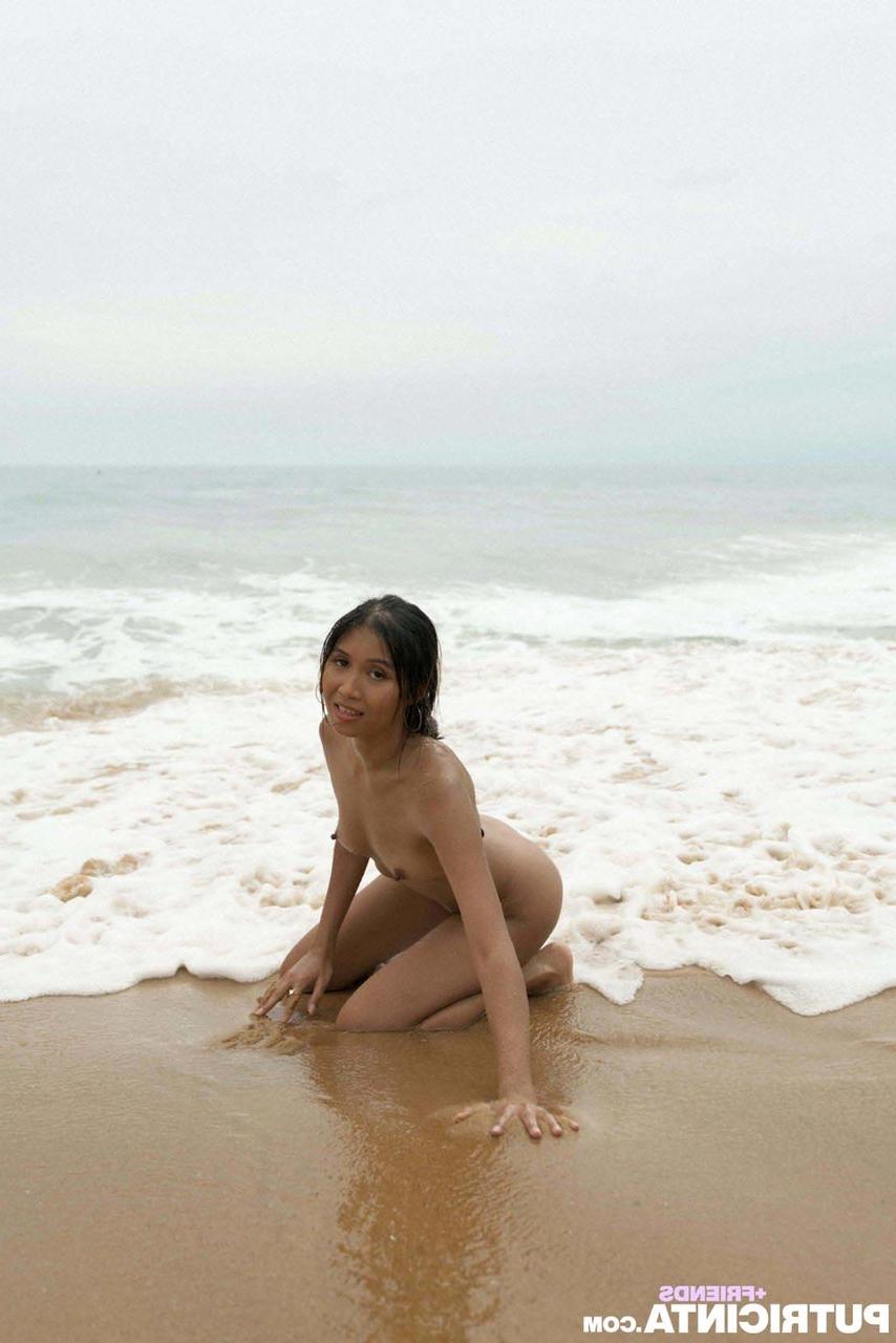 20P Linda gata mostra seu espólio perfeito e seus peitos pequenos na praia