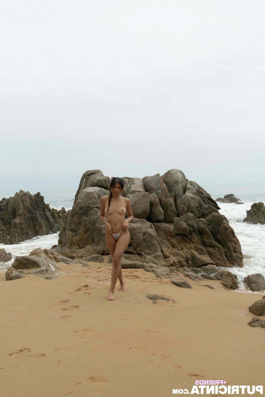 20P Linda gata mostra seu espólio perfeito e seus peitos pequenos na praia