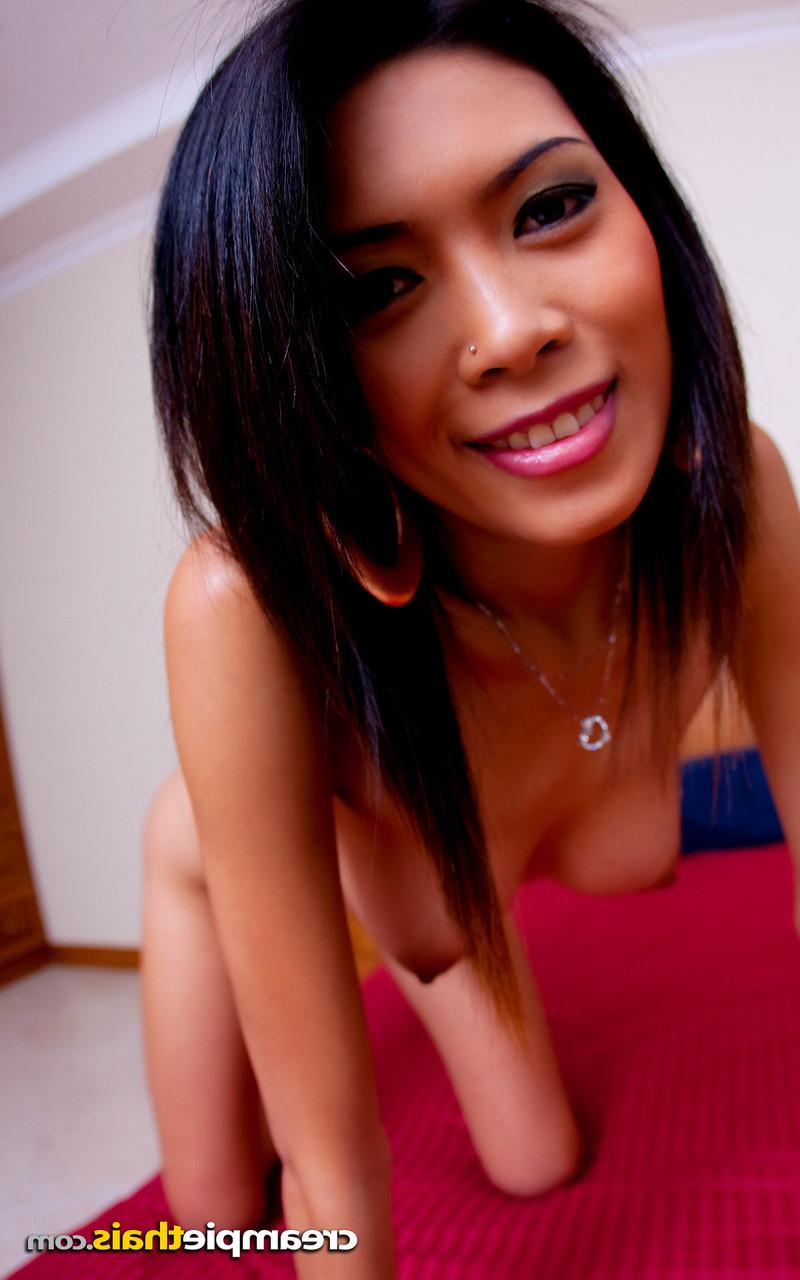 20P La delgada morena fai muestra sus tetas perfectas y su culo apretado