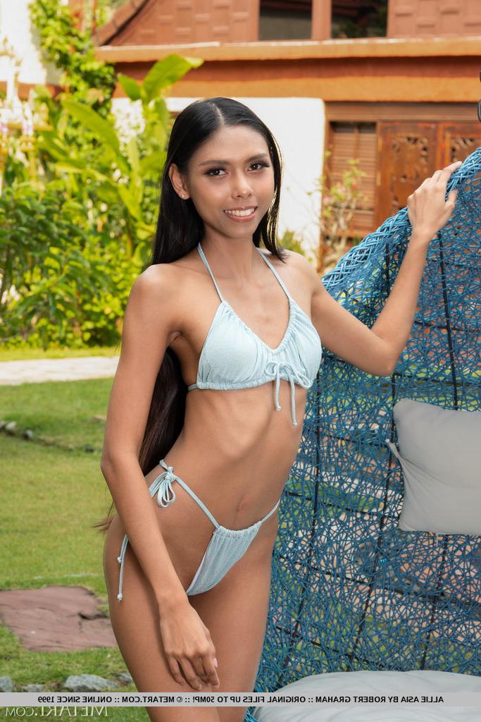 18P La delgada asiática Allie Asia se desnuda totalmente en un patio trasero