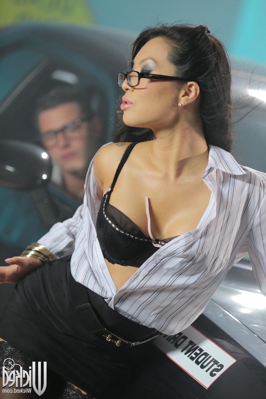 20P A pornstar asiática de óculos Asa Akira revela seu corpo e é fodida no ânus