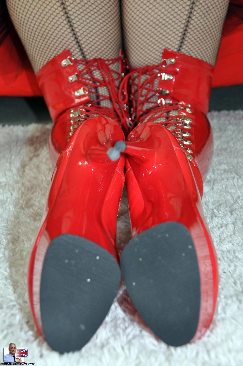 20P A vagabunda amadora Audrey Marshall fode um pau velho com sua roupa gostosa e botas vermelhas