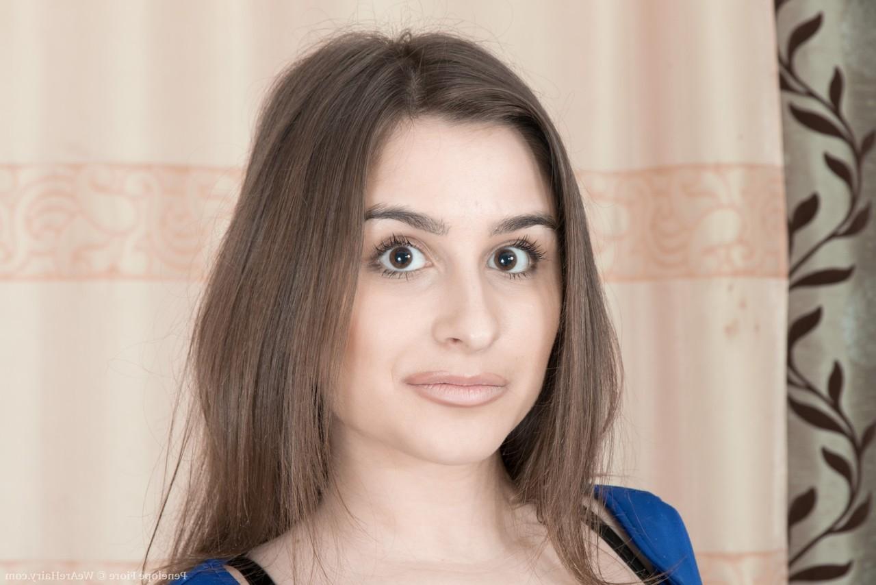 16P Любительница Пенелопа Фиоре растягивает свою волосатую пизду после раздевания
