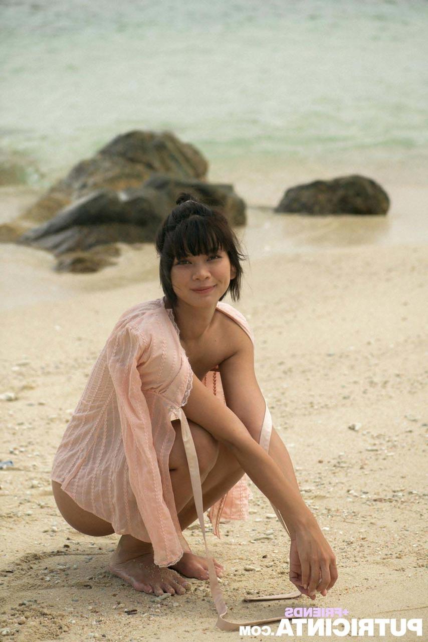 20P 美しいアジア人美女がビーチで小さなおっぱいと曲線美のお尻を披露