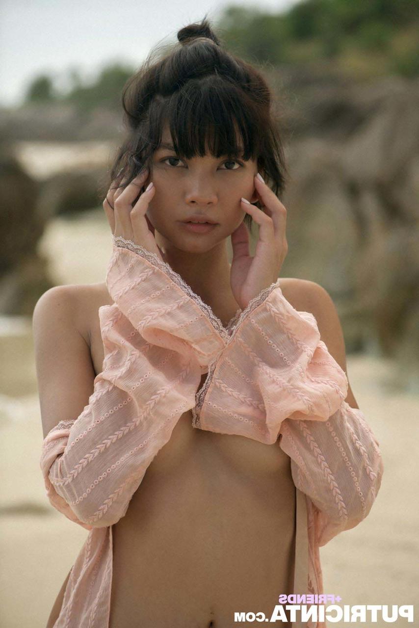 20P 美しいアジア人美女がビーチで小さなおっぱいと曲線美のお尻を披露