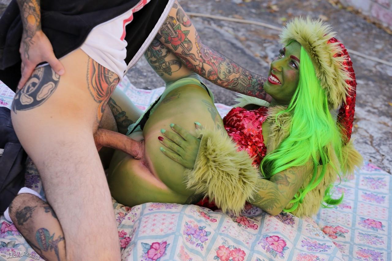17P Der grüne Grinch Joanna Angel reitet in der Gasse einen Obdachlosenschwanz anal