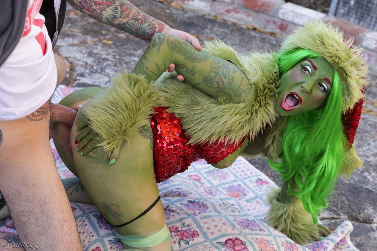 17P Der grüne Grinch Joanna Angel reitet in der Gasse einen Obdachlosenschwanz anal