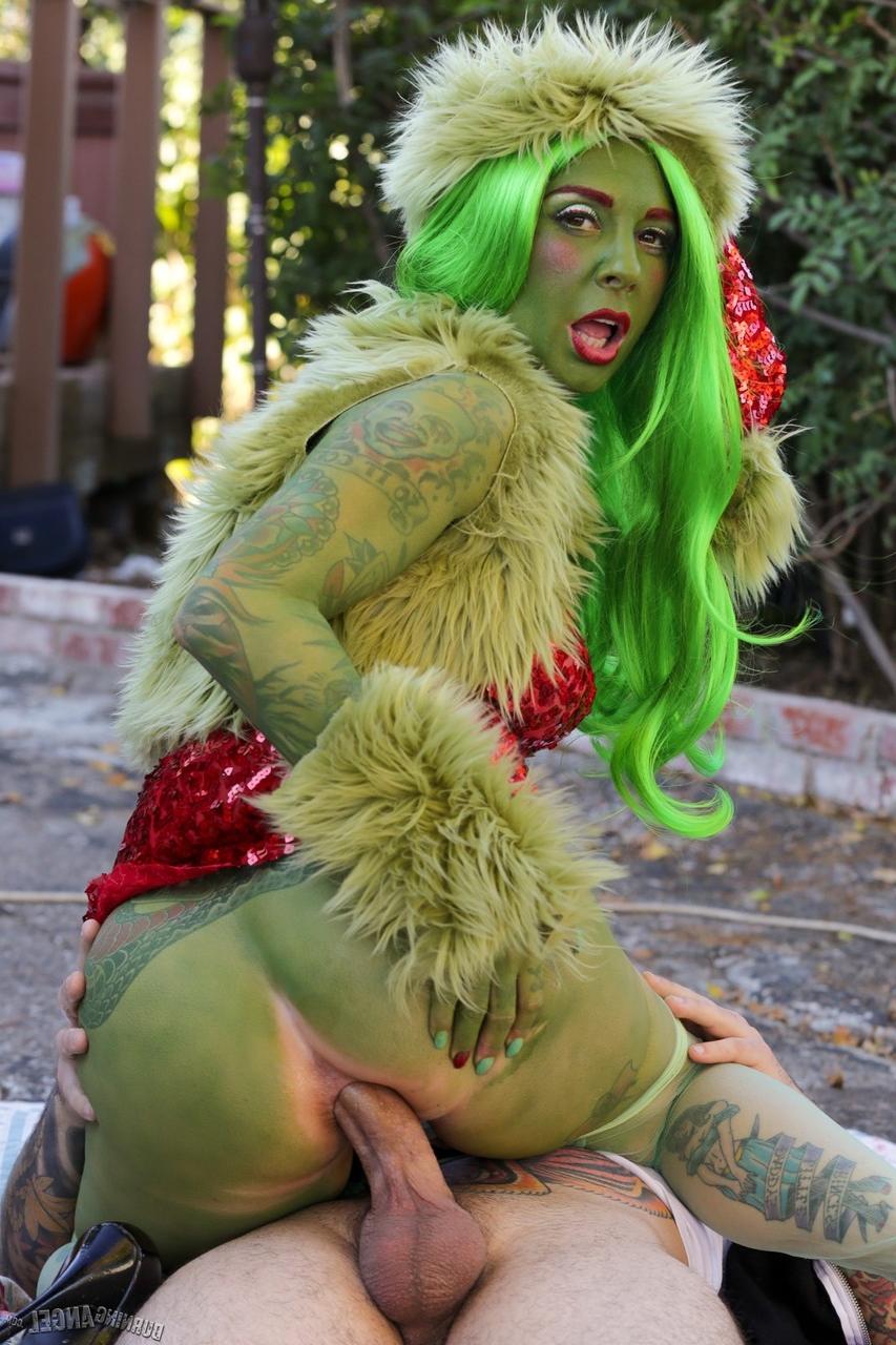 17P Der grüne Grinch Joanna Angel reitet in der Gasse einen Obdachlosenschwanz anal