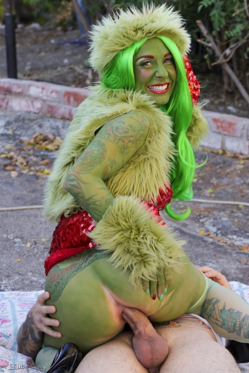 17P Der grüne Grinch Joanna Angel reitet in der Gasse einen Obdachlosenschwanz anal