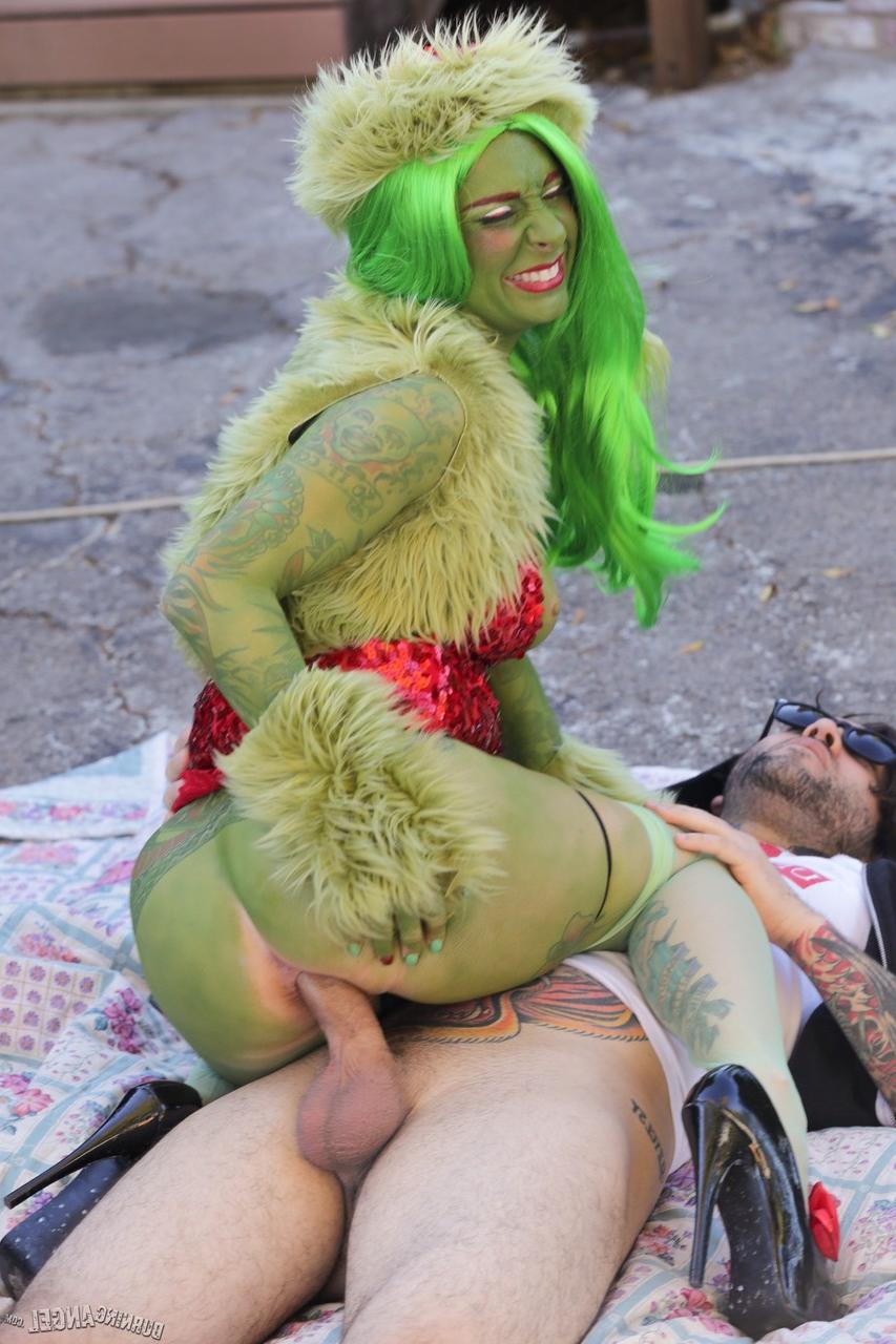 17P Der grüne Grinch Joanna Angel reitet in der Gasse einen Obdachlosenschwanz anal