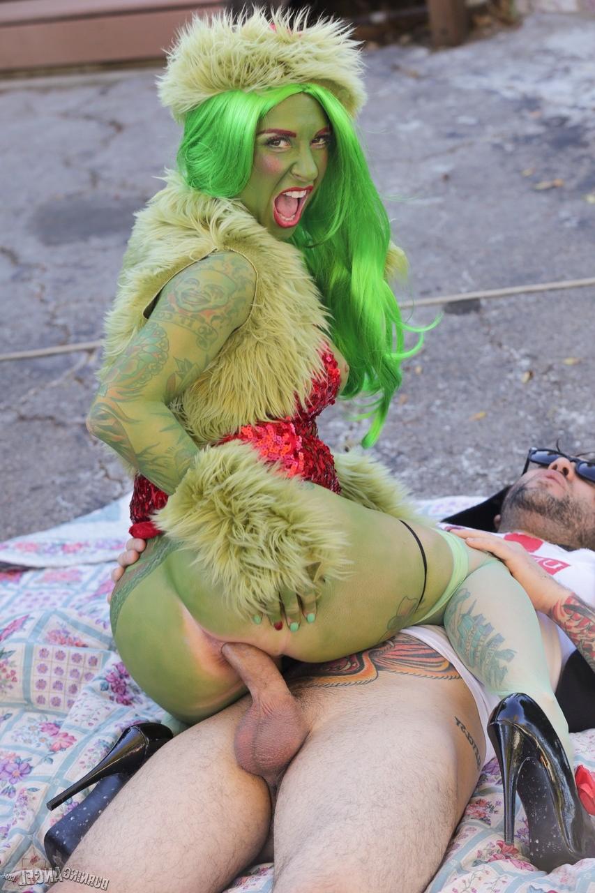 17P Der grüne Grinch Joanna Angel reitet in der Gasse einen Obdachlosenschwanz anal
