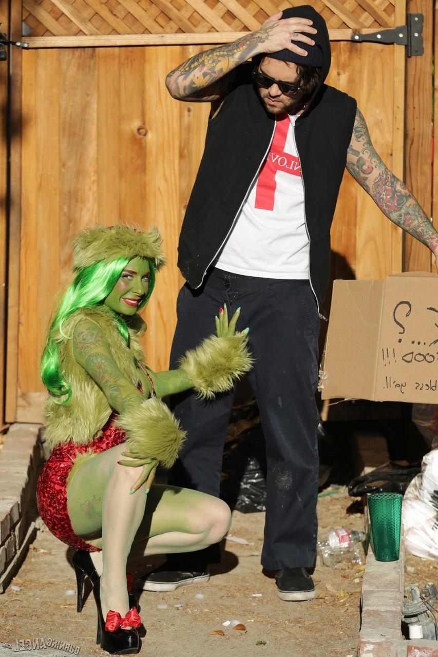 17P Der grüne Grinch Joanna Angel reitet in der Gasse einen Obdachlosenschwanz anal