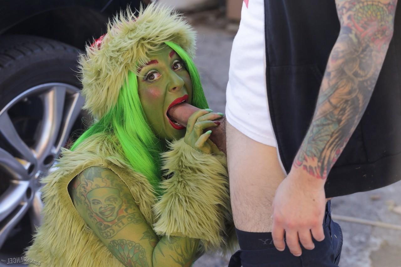 17P Der grüne Grinch Joanna Angel reitet in der Gasse einen Obdachlosenschwanz anal