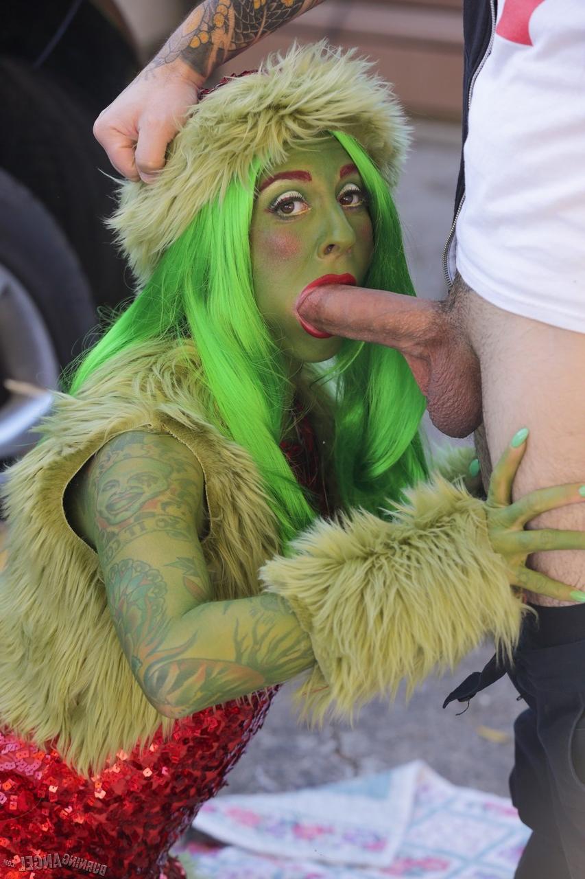 17P Der grüne Grinch Joanna Angel reitet in der Gasse einen Obdachlosenschwanz anal