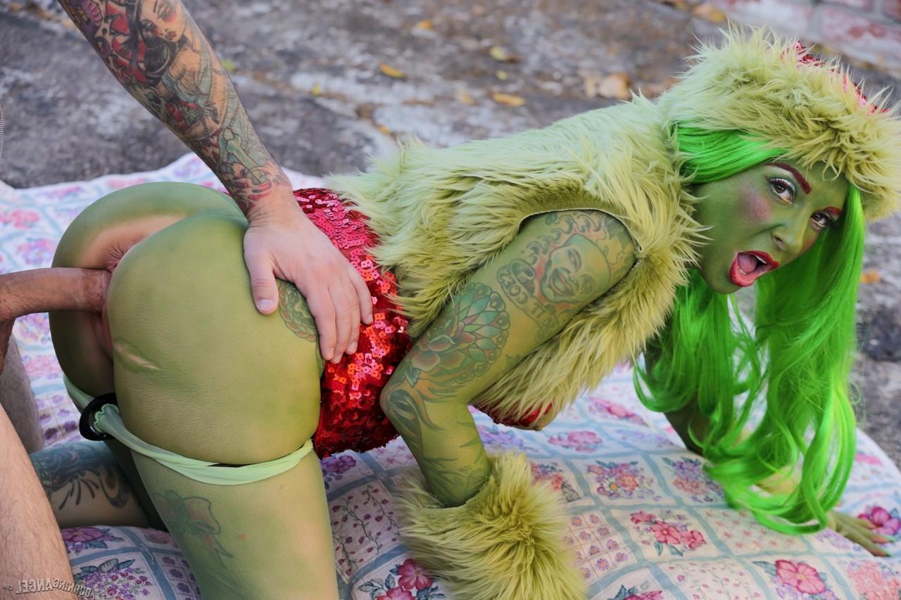 17P Der grüne Grinch Joanna Angel reitet in der Gasse einen Obdachlosenschwanz anal