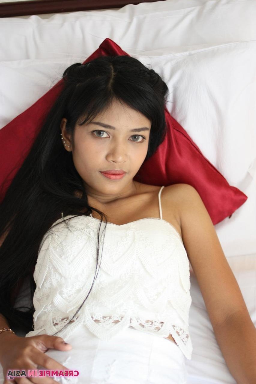 20P Die hübsche asiatische Puppe Ai posiert in ihrem weißen Sommerkleid alleine