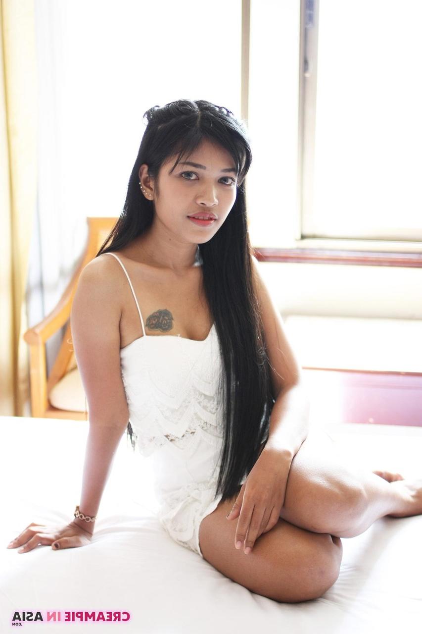 20P Die hübsche asiatische Puppe Ai posiert in ihrem weißen Sommerkleid alleine