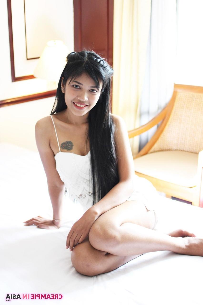 20P Die hübsche asiatische Puppe Ai posiert in ihrem weißen Sommerkleid alleine