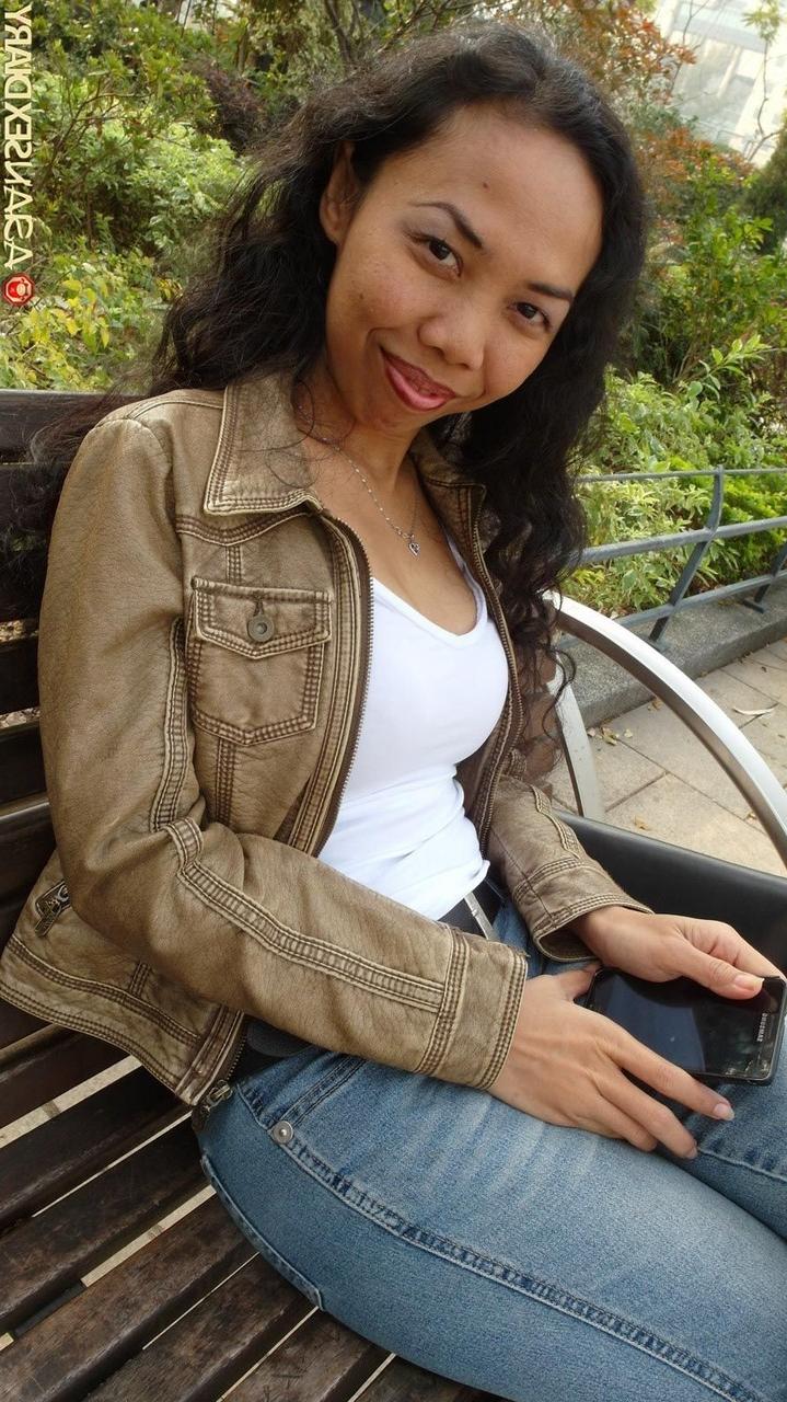 20P Novy, une asiatique exotique, se fait baiser dans une action sexuelle amateur en levrette.
