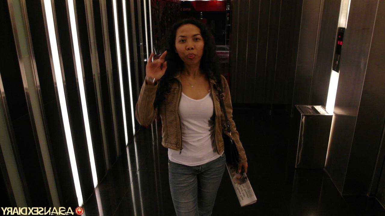 20P Novy, une asiatique exotique, se fait baiser dans une action sexuelle amateur en levrette.