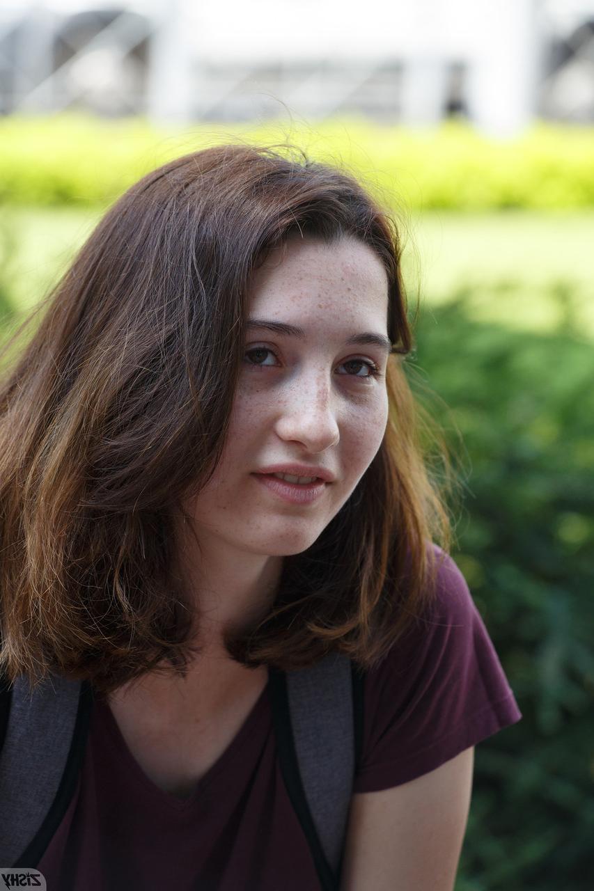 13P A gata sexy Tamara Damachuk mostra seu grande saque usando calcinha