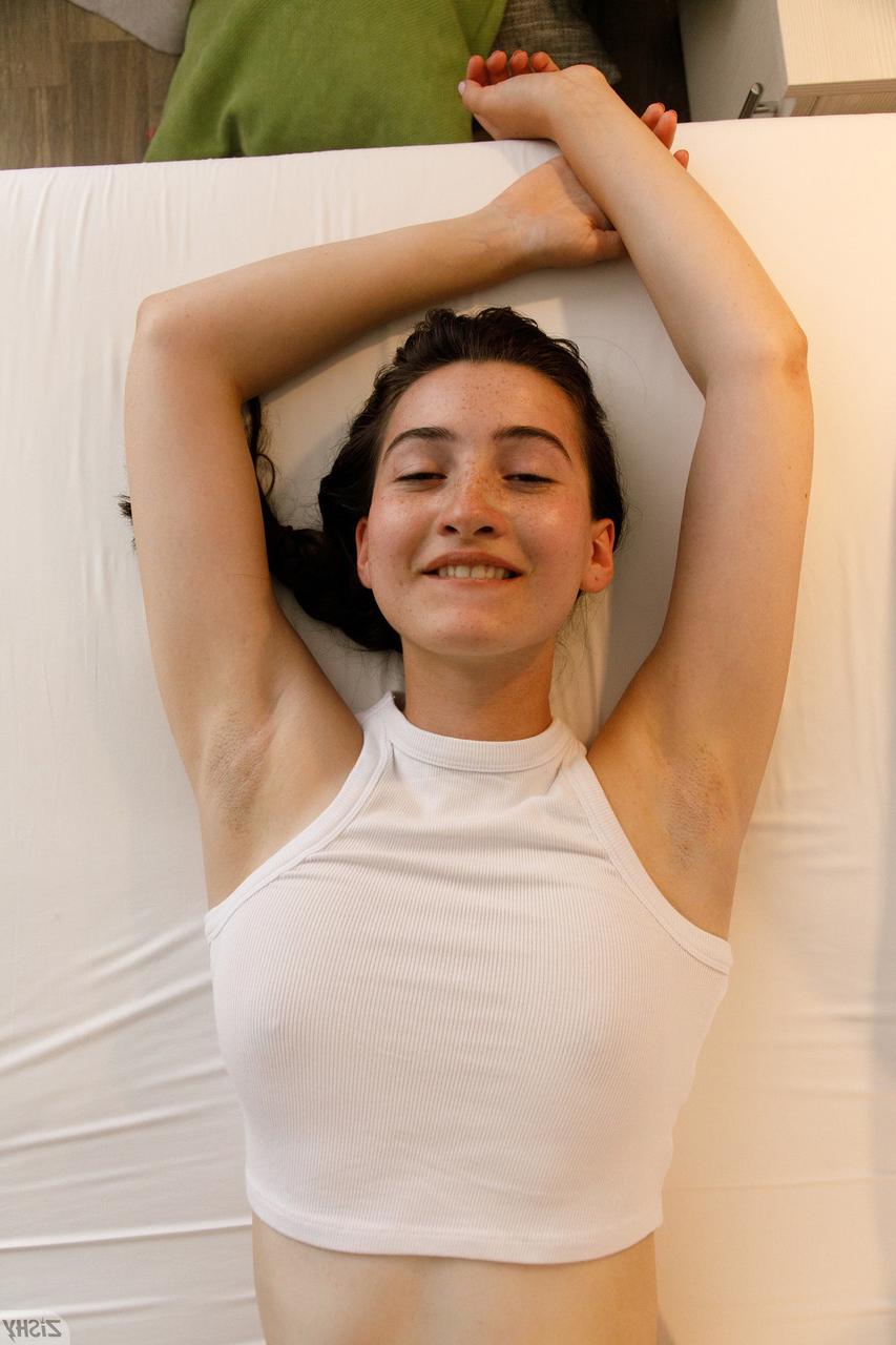 13P A gata sexy Tamara Damachuk mostra seu grande saque usando calcinha