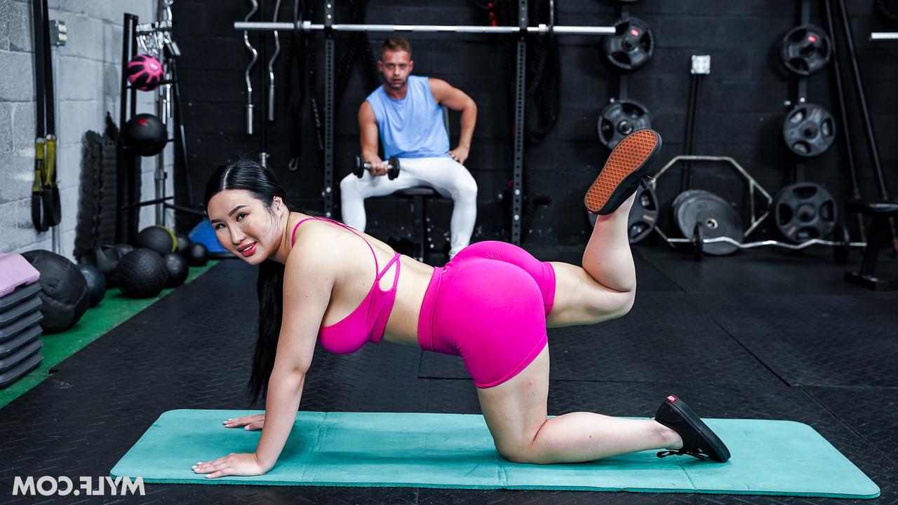 20P ぽっちゃりアジア人熟女スキ・シンが巨乳を公開してジムでファック