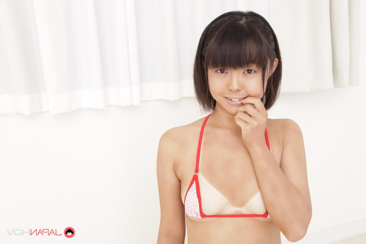 15P A linda garota japonesa Tomoyo Isumi descobre seus seios bronzeados