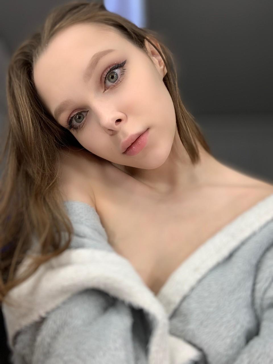 19P Pretty OnlyFans model Little Kitty flaunts her holes & boobs in a solo