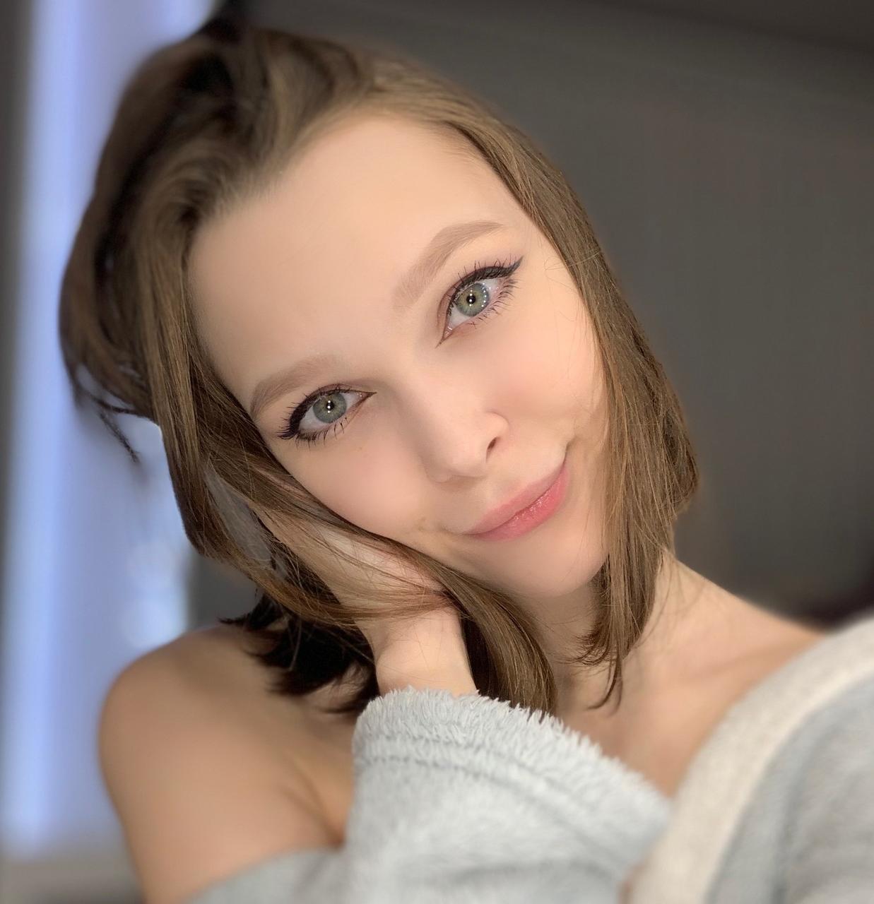 19P Pretty OnlyFans model Little Kitty flaunts her holes & boobs in a solo