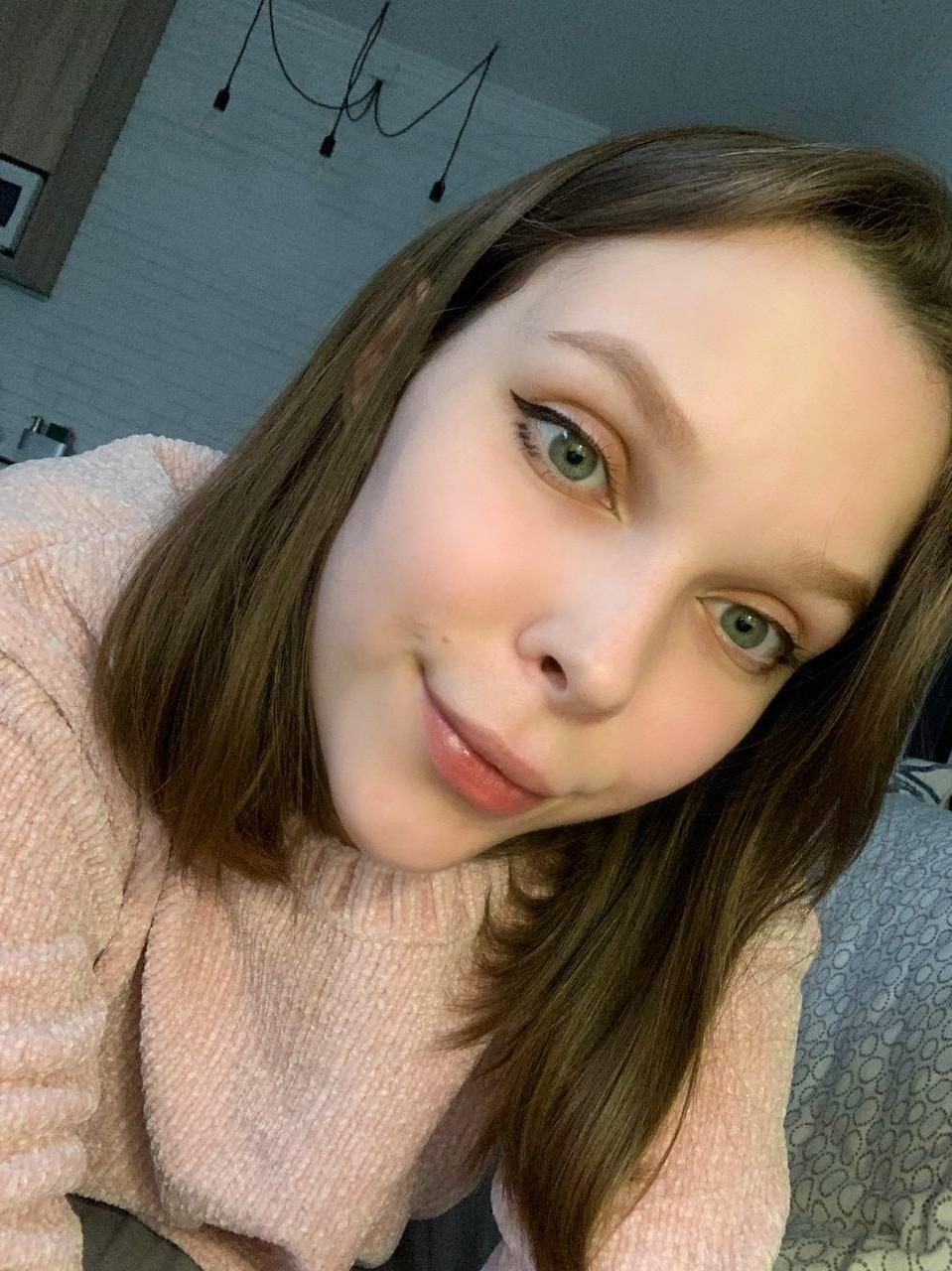 19P Pretty OnlyFans model Little Kitty flaunts her holes & boobs in a solo